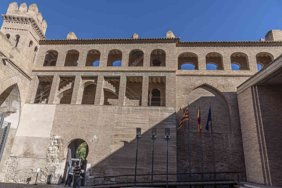 Zaragoza 094 - palacio de la Aljafería - patio de San Martín.jpg